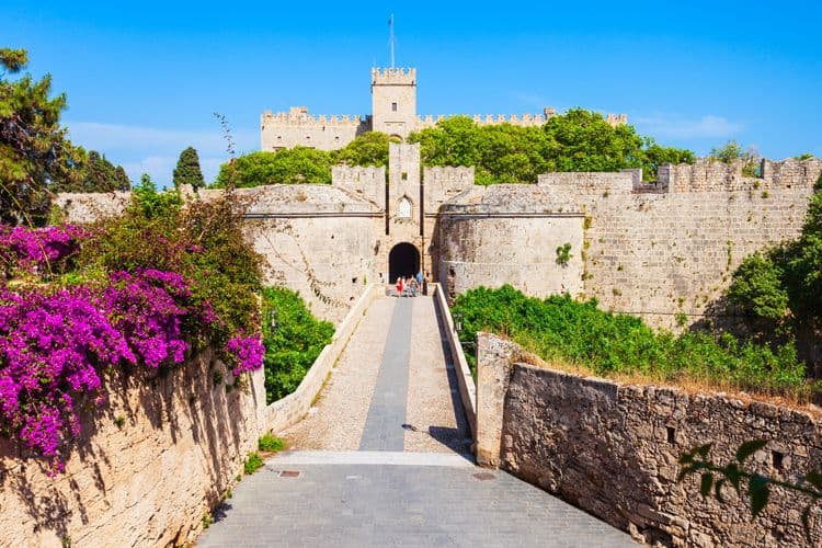 Discover Rhodes: Find the best road trip experiences and top activities to enjoy your holidays!