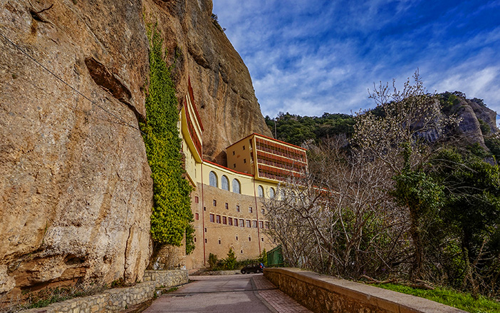 Travel to Kalavryta with a rental car from Let's Drive!