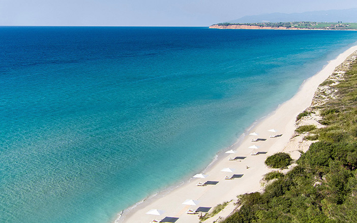 Η παραλία στη Σάνη Χαλκιδικής