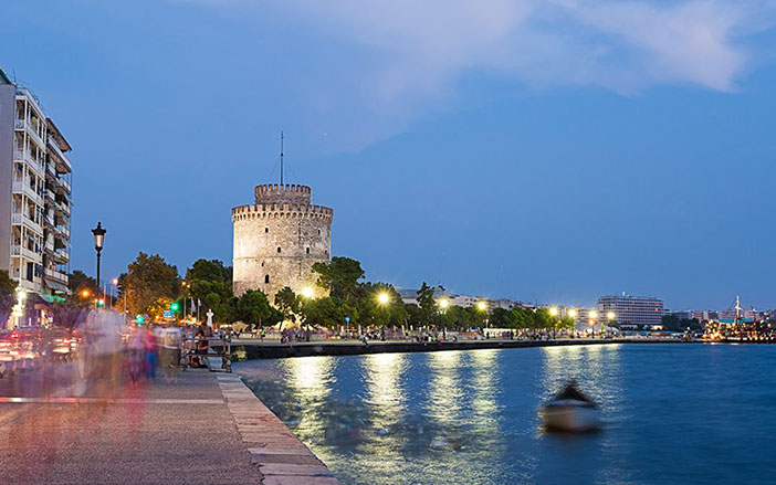 A night walk by the sea in Thessaloniki